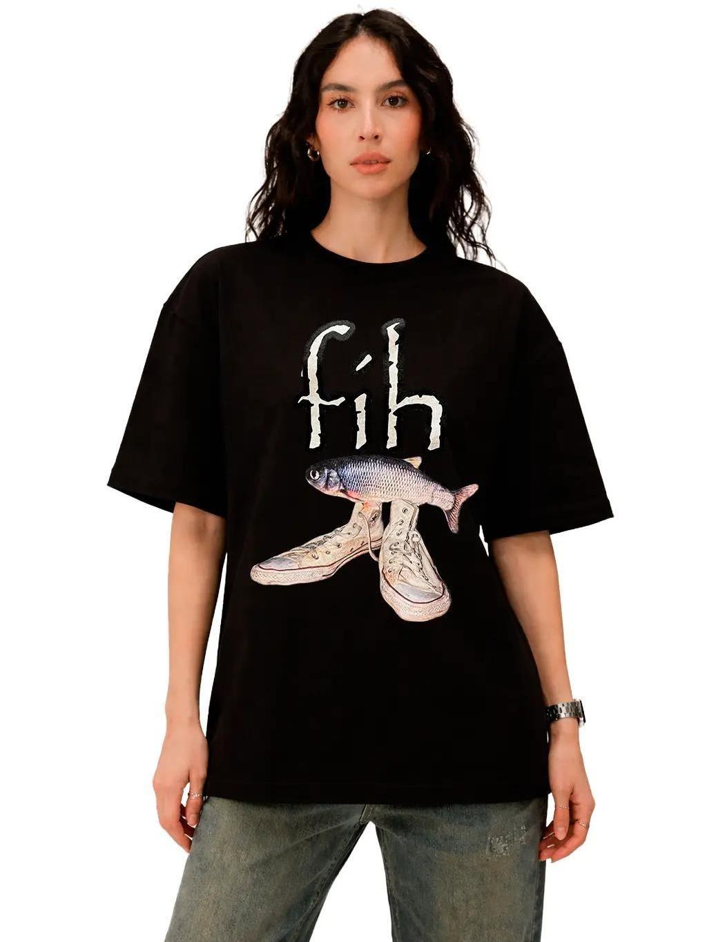 Playera W P fih pescado con tenis negra estampada con estampados únicos y duraderos ajuste perfecto para todas las ocasiones
